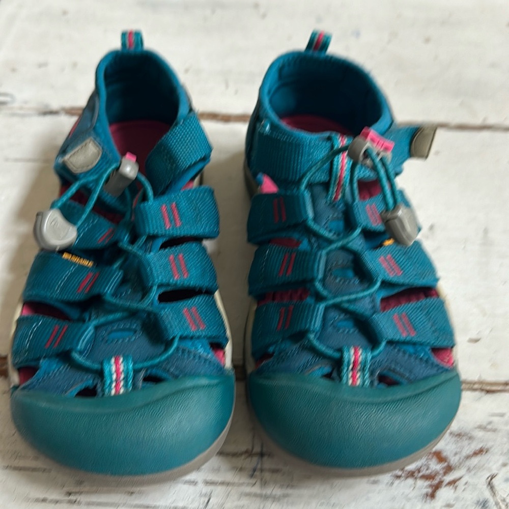Keen unisex waterproof closed toe shoes size 2